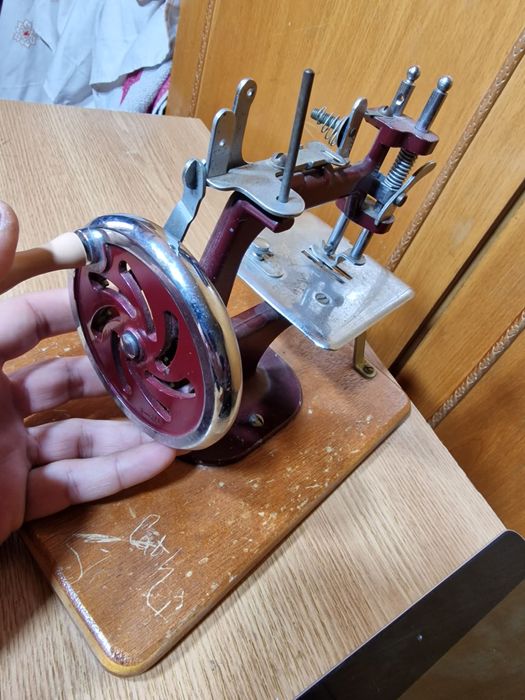 Masina de cusut manuala