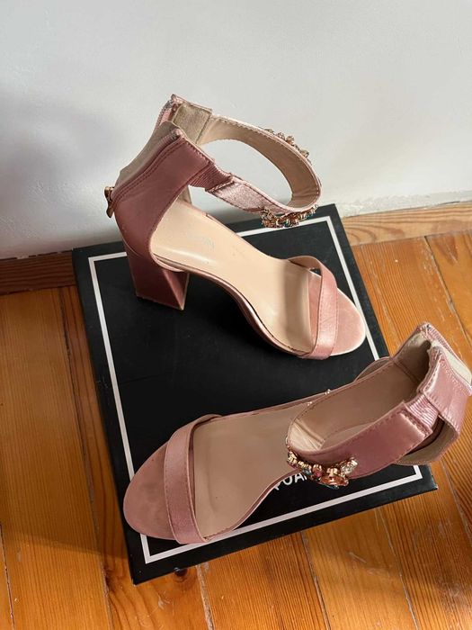 Елегантни розови сатенени сандали с бижу