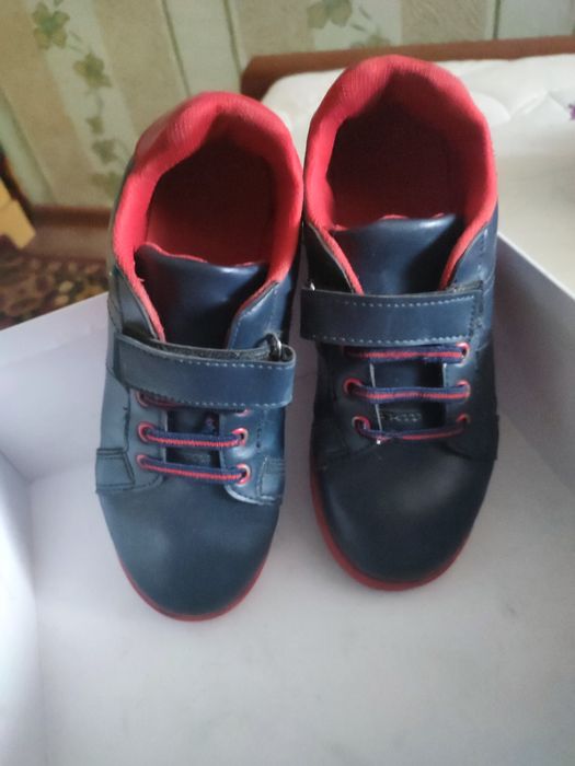 Кроссовки  кожа р.35