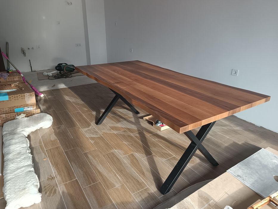 Маса чисто нова       л