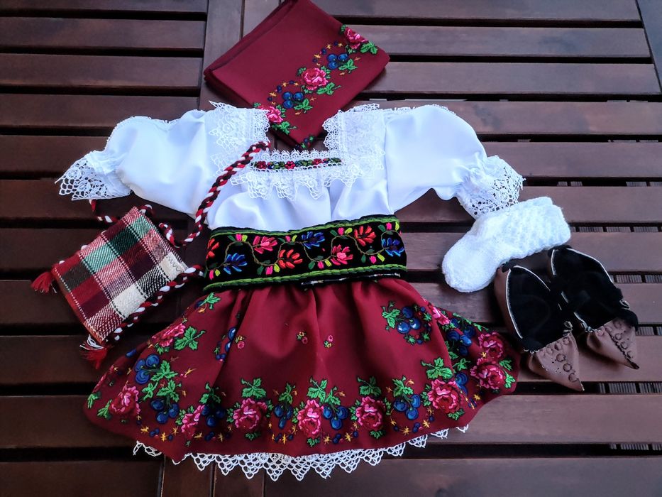 Costum popular fetite pentru botez complet