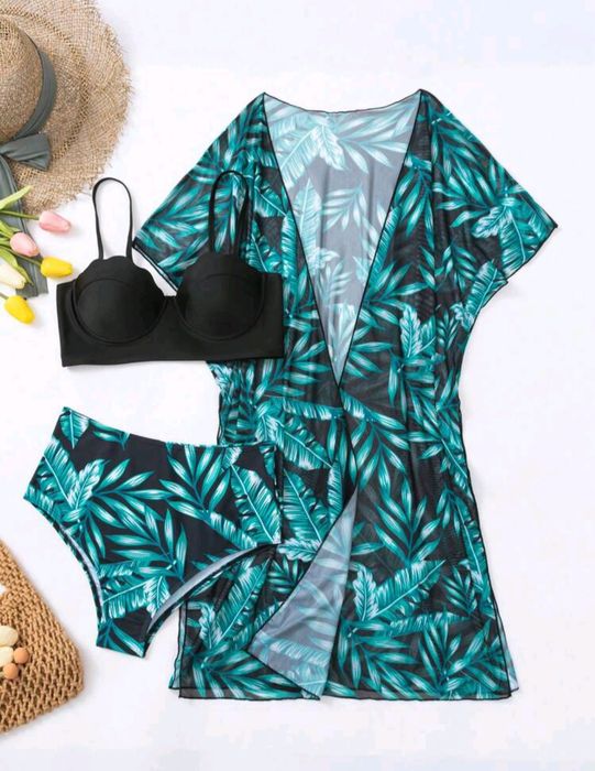 Бански от 2 части и цели с парео. Размерите са написани върху всяка .