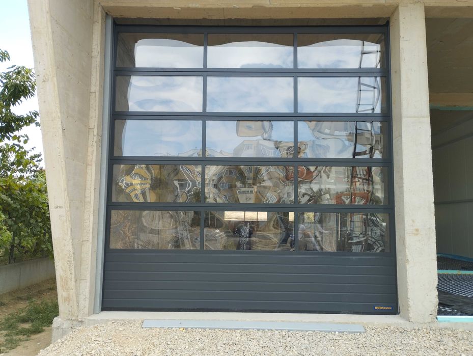 Индустриални секционни врати за халета Хьорман със стъклопакет RAL3000