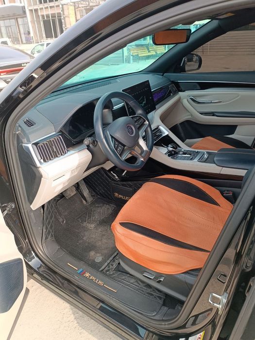 Bir qo’l. Balonlari yangi taqilgan