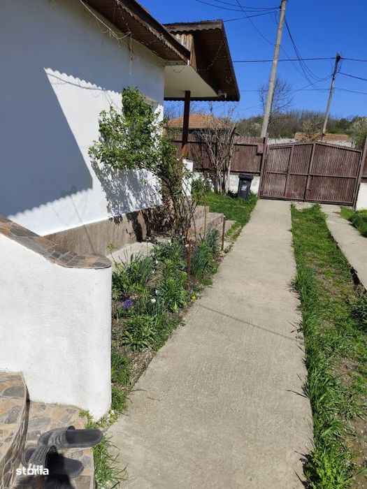 Casa renovata complet, 1800 mp teren, zona linistita in Cornita