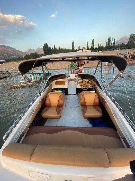 Прогулочный катера с подвесными моторами