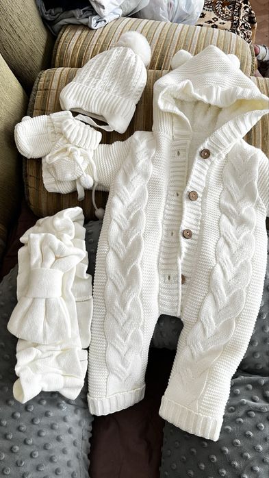 Продам тёплый вязаный костюм для новорожденного