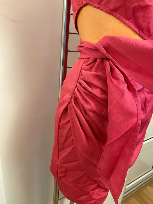 Rochie scurta pe un umar model wrap cu decupaj