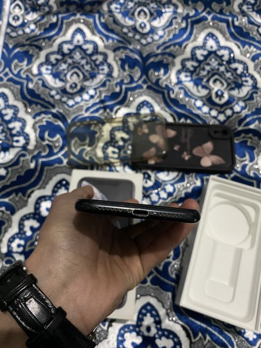 Iphone XR на черном свете 64 память