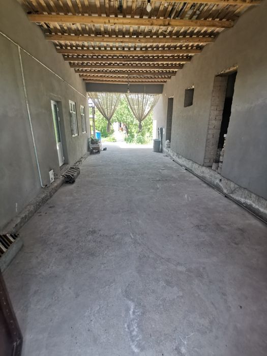 12 Sotixli Hovli uy sotiladi.