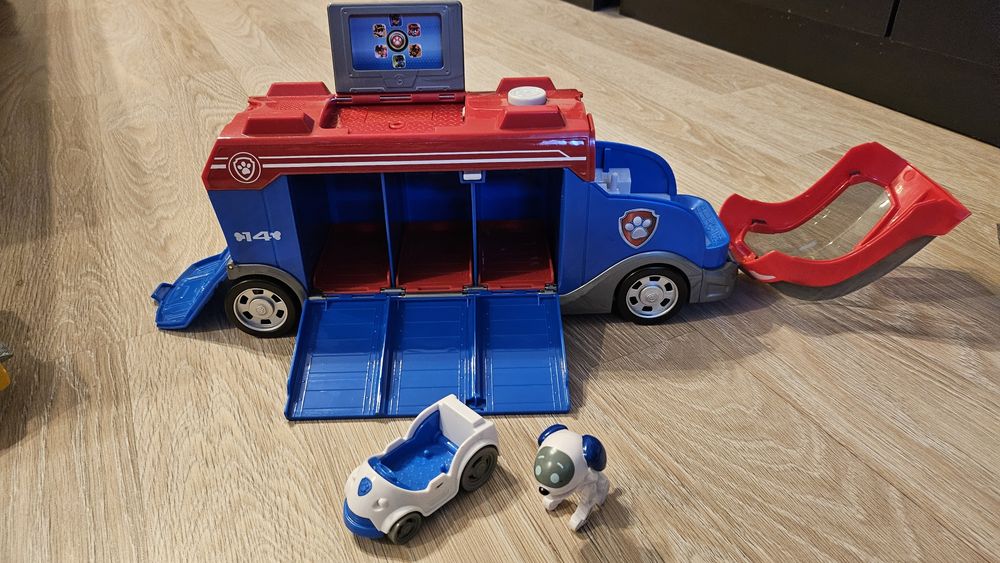 Hot wheels Burago Писта,гараж няколко нива с асансьор, без забележки!