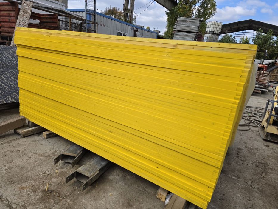 Продажба на жълти кофражни платна.