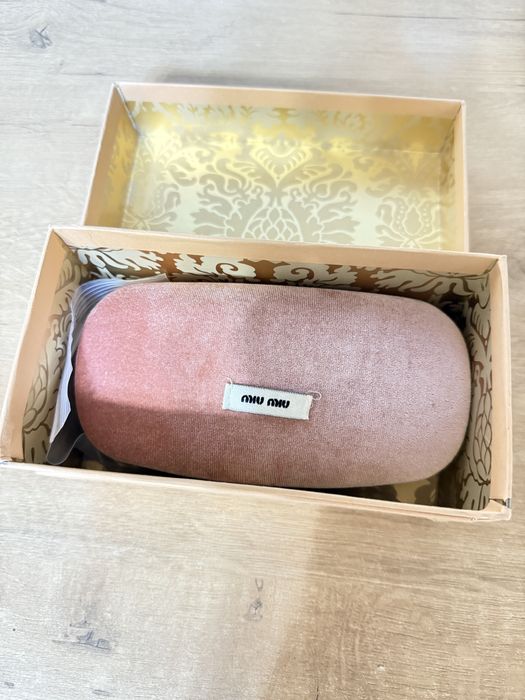 Солнцезащитные очки miu miu черные