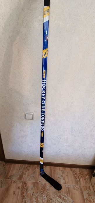 Продам хоккейную клюшку.