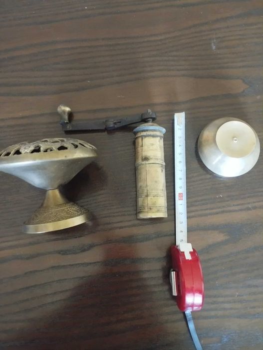 Пепелник (бронз) - 2 бр. и мелничка за черен пипер (месинг) - 1 бр.