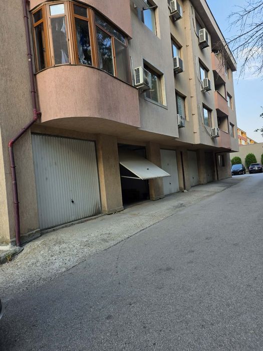 Продавам гараж  зад кафе Бижу