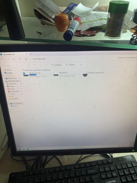 Компютър HP + Монитор Dell  и мишка и клавиеатура.