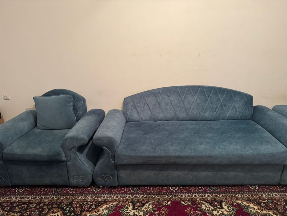 Срочно продам Диван с креслами