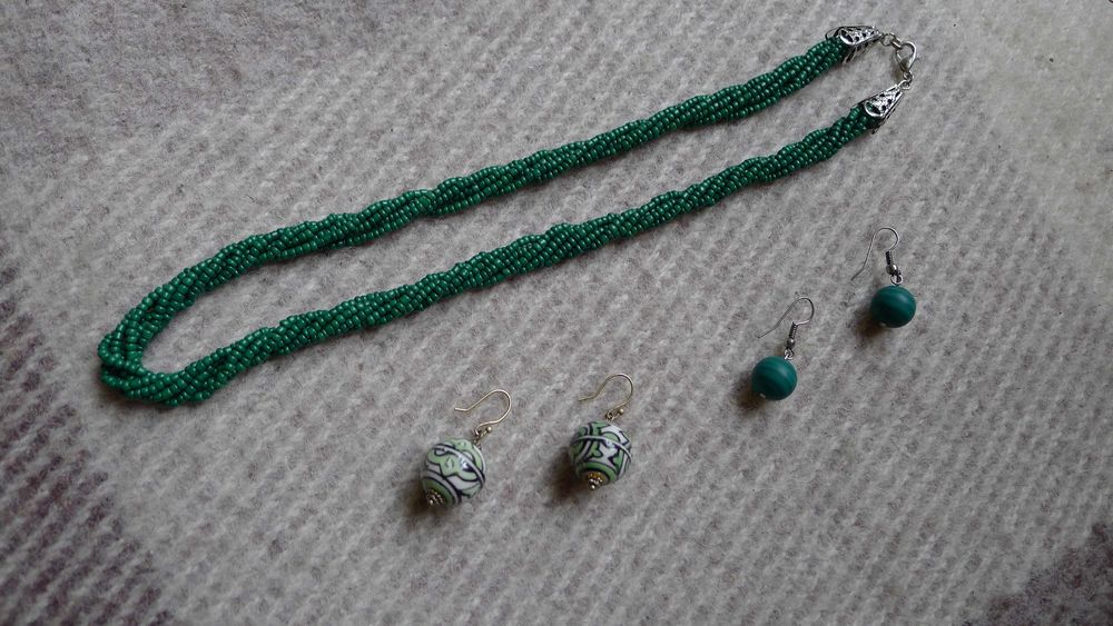 Set bijuterii, verde, colier + 2 perechi cercei