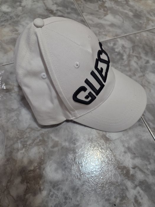 Продавам шапка Guess