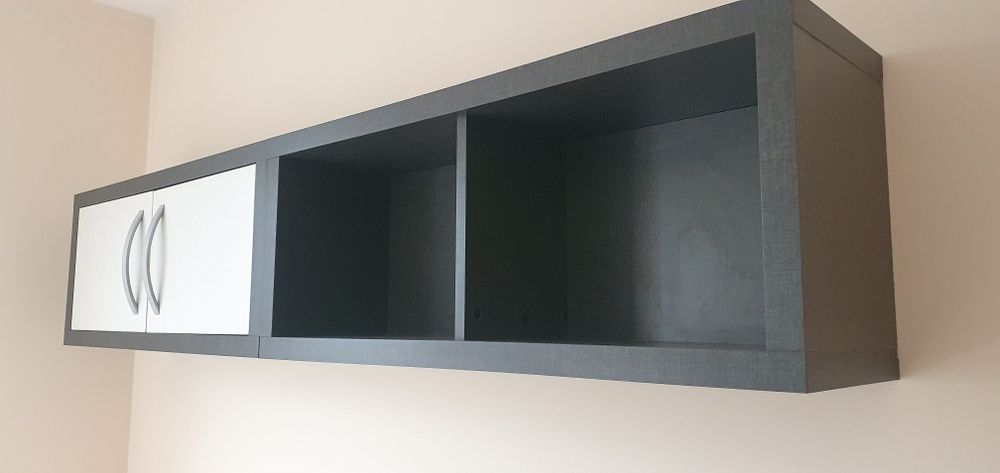 Комплект за спалня, включващ: скрин,2 нощни шкафчета и 2 етажерки за с