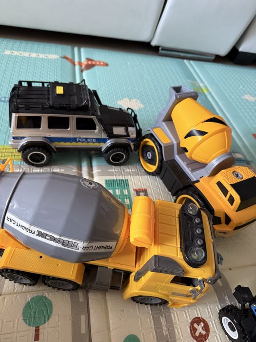 Lot 4 masini mari (politie, betoniere )