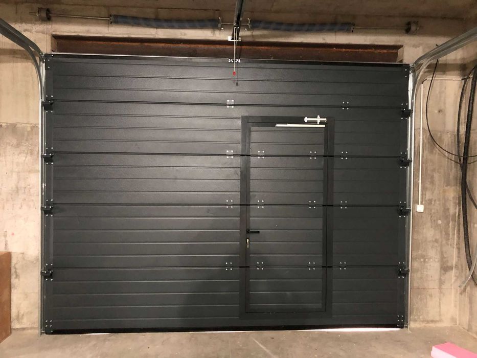 Uși de garaj secționale cu ușă pietonală integrată