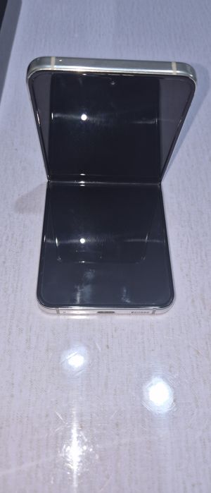 Galaxy Z Flip5. Продам телефон б/у