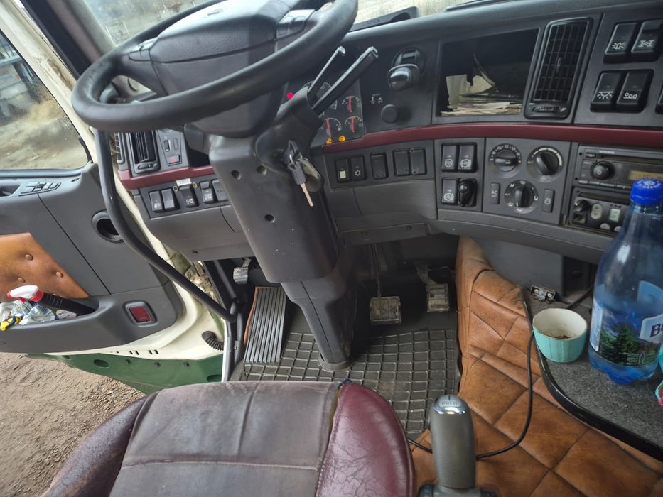 Cap tractor volvo