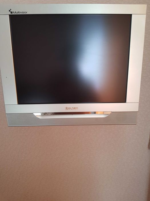 Телевизор с кронштейном.