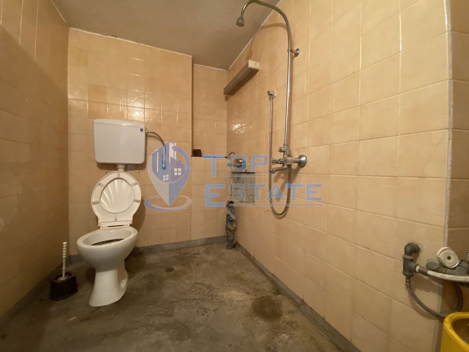 Двуетажна тухлена къща и автосервиз в с. Самоводене, област Велико Тъ