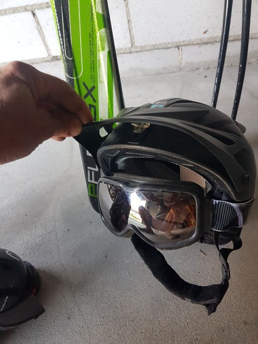 Skiuri ..Bețe..Clăpari mărimea 37..39...Casca și Ochelari ...1500 roni