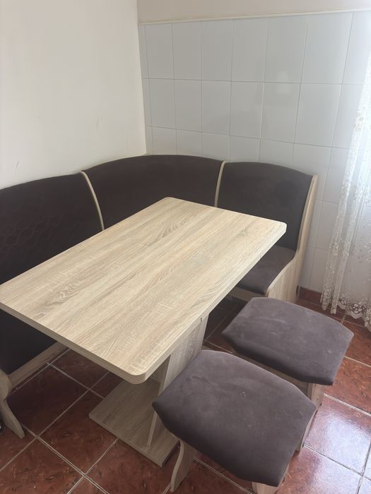 Colțar bucătărie cu masă extensibilă și 2 tabureți – Ca nou, stare impecabilă – 850 lei