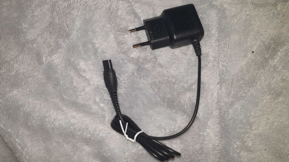 2 бр. Адаптори: 220V  към 12V и 220V към 15V