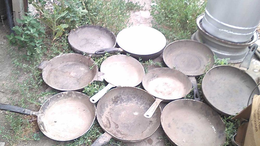 Куча сковородок для быта