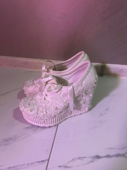 Сватбени обувки с дантела