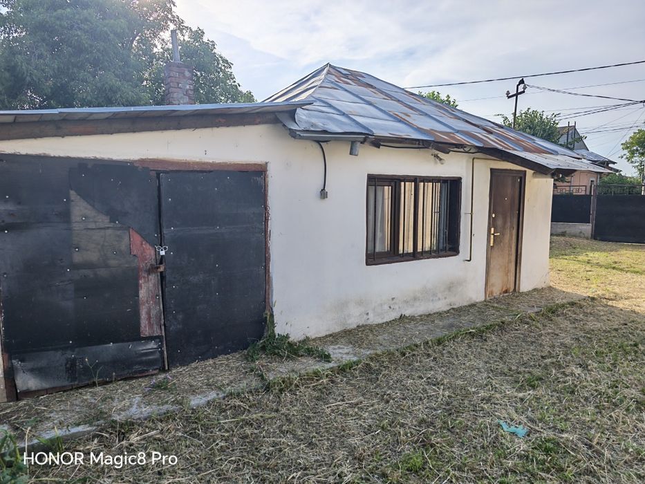 De vanzare (de inchiriat) , in zona centrala, casa cu curte de 1100mp