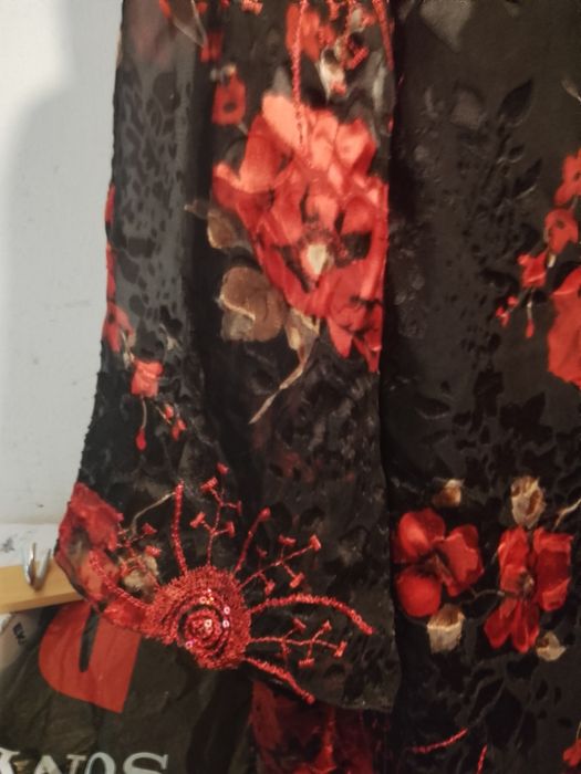 Красива  блуза на TONE коприна с подплата