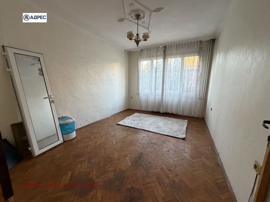 Продава се Тристаен апартамент в Плевен, Идеален център - 86 кв.м за 1570 €/кв.м - Снимка #1