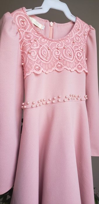 Два платья на девочку 4-5 лет. Оба за 3000тг.