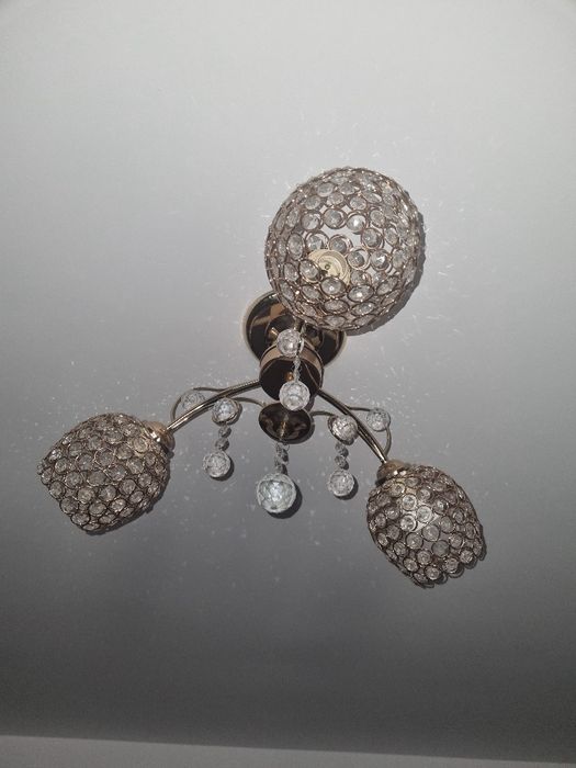 Lustra cu 3 abajururi fara defecte aurie bej cristal