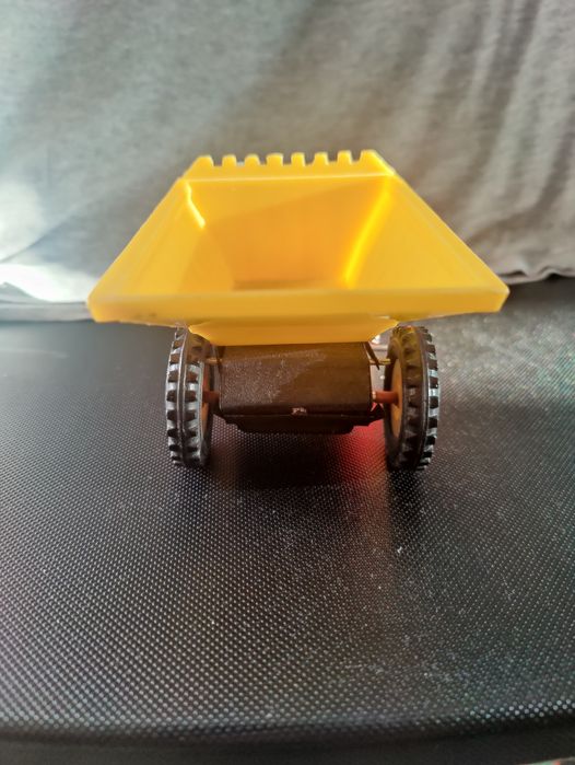 Vînd mașinuță chinezească de tablă din perioada anilor '70.