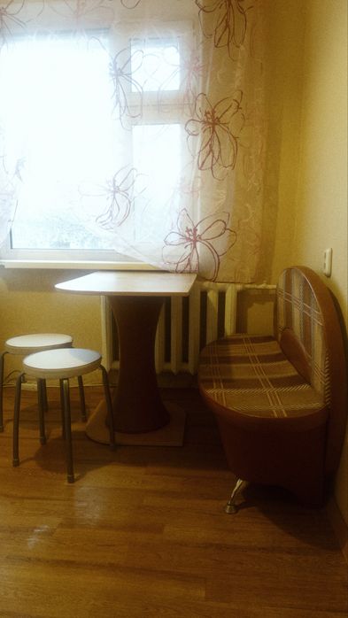 Стол, диван и стулья в кухню