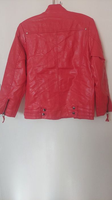 червени кожени якета