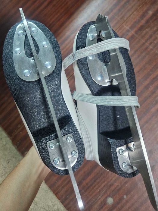 Фигурные коньки белые