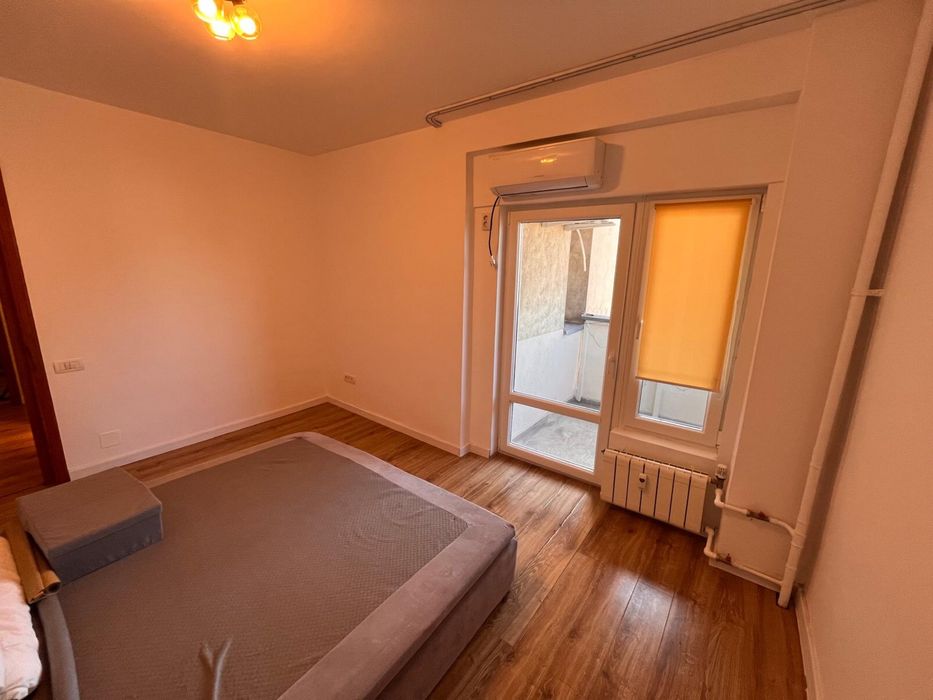 Pat matrimonial tapitat 180x200 cu baza integrata si topper
