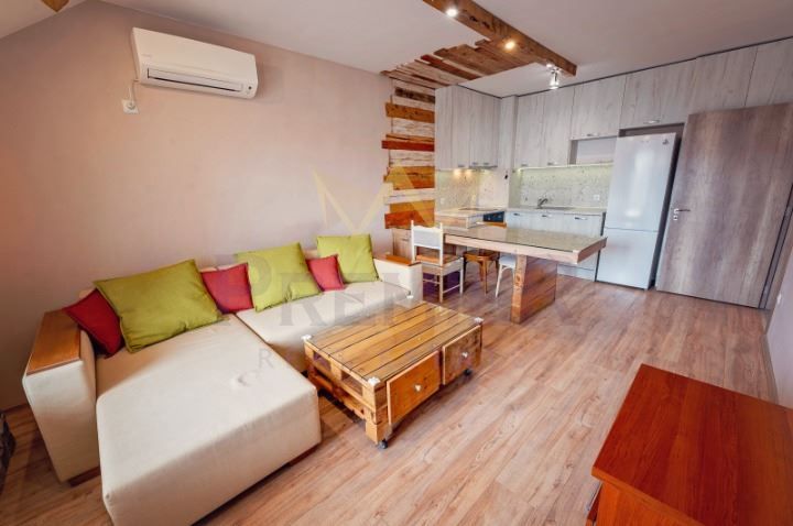 Тристаен апартамент, Левски