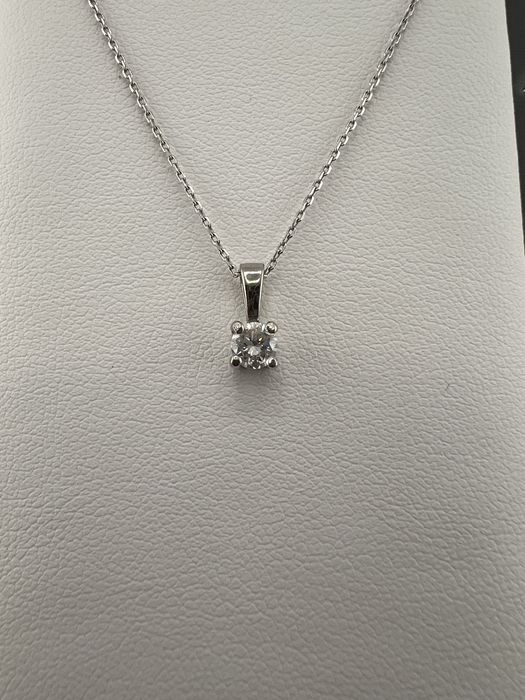 Колье с бриллиантом