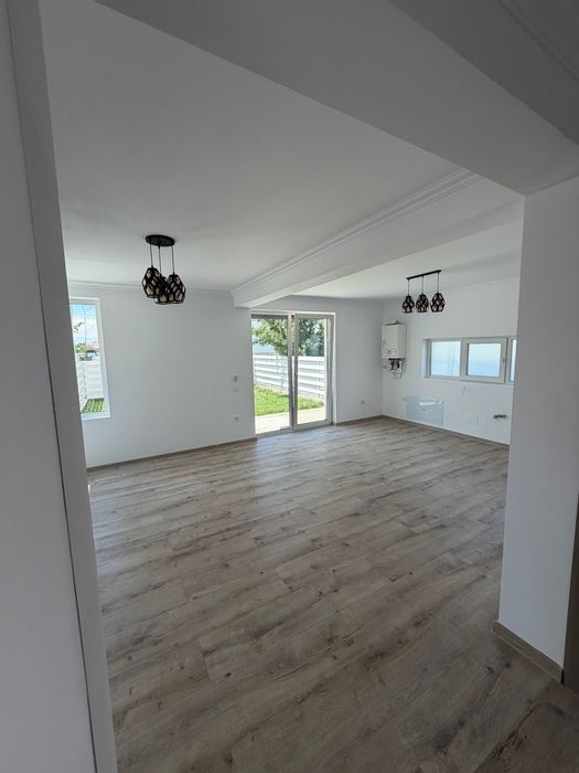 Casa noua de vanzare tip duplex in oras comunitate privata