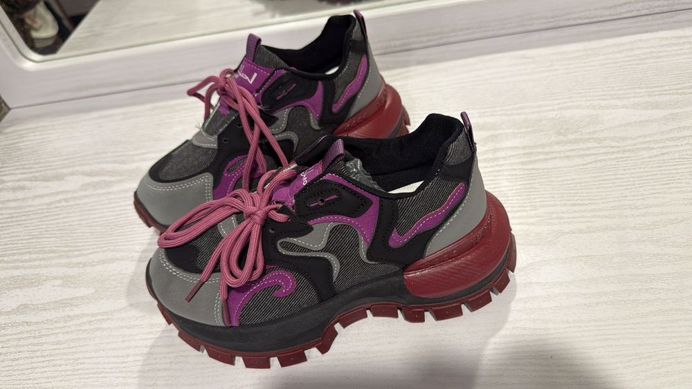 Кроссовки женские